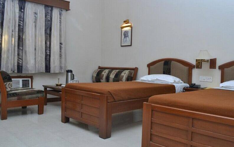 Shree Baba Ramdev Hotel & Guest House, Ahmedabad 4